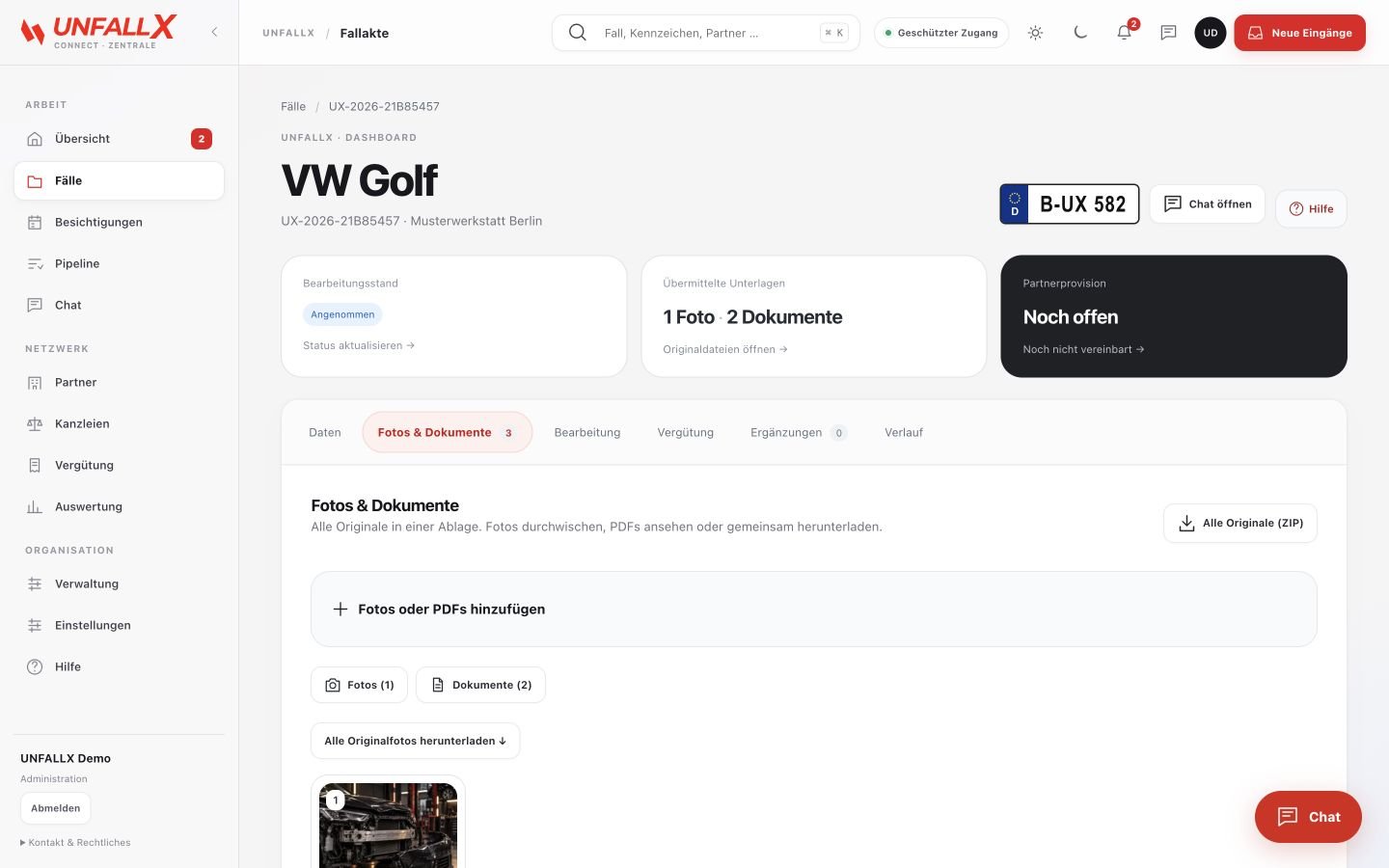 Aktuelle interne UNFALLX Fallakte mit Fotos, Dokumenten, Status und Originaldateien als ZIP; fiktive Beispieldaten