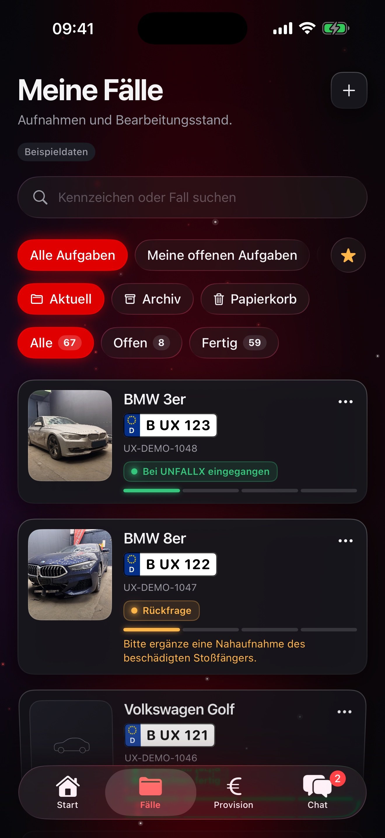 Echte aktuelle iPhone-App im Dunkelmodus: Fallliste mit Suche, Archiv und Bearbeitungsständen; fiktive Beispieldaten