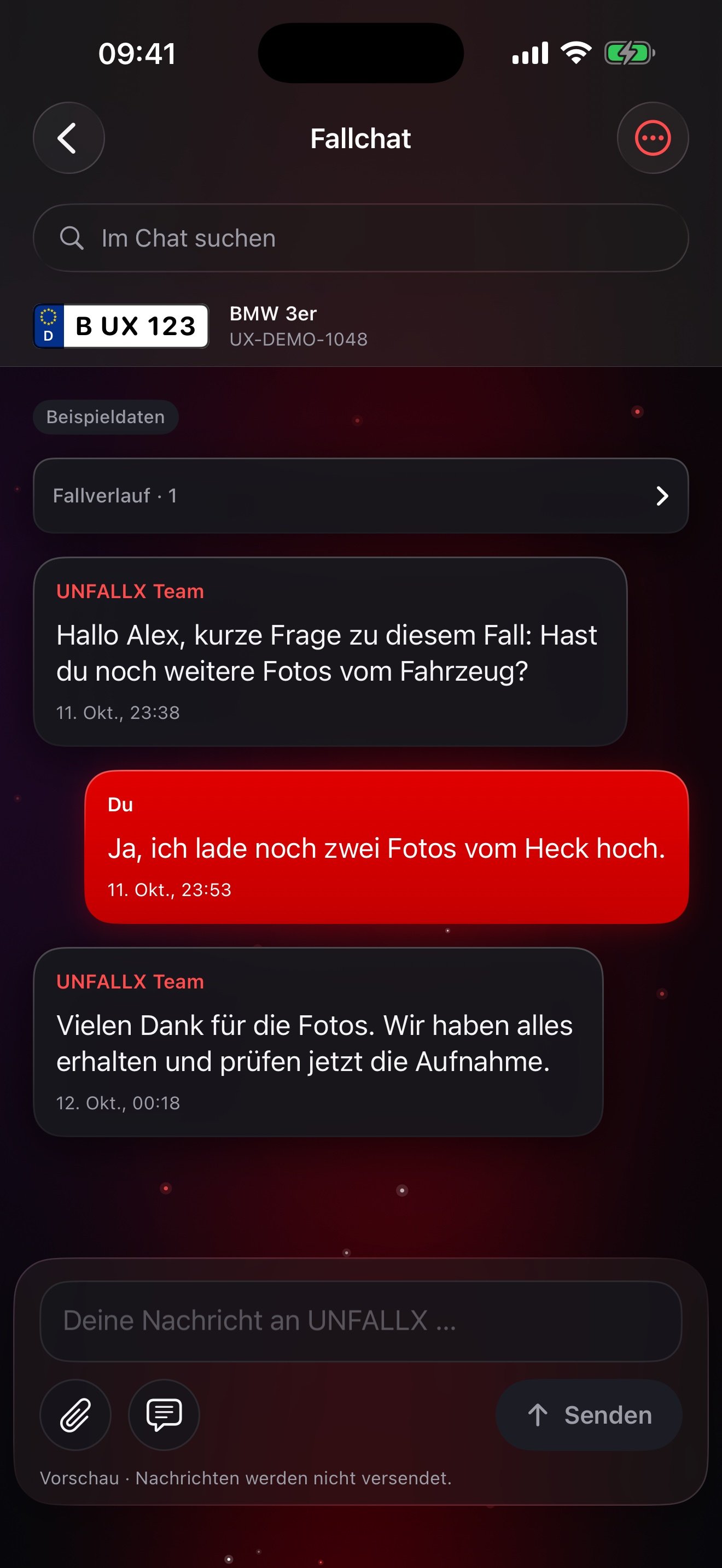 Echter aktueller Fallchat der iPhone-App im Dunkelmodus mit fiktiven Nachrichten zwischen Partner und UNFALLX