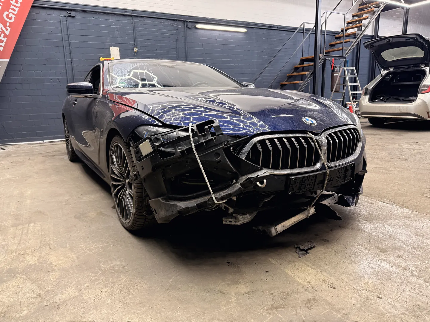 Originalfoto der beschädigten BMW-Front aus zweiter Perspektive