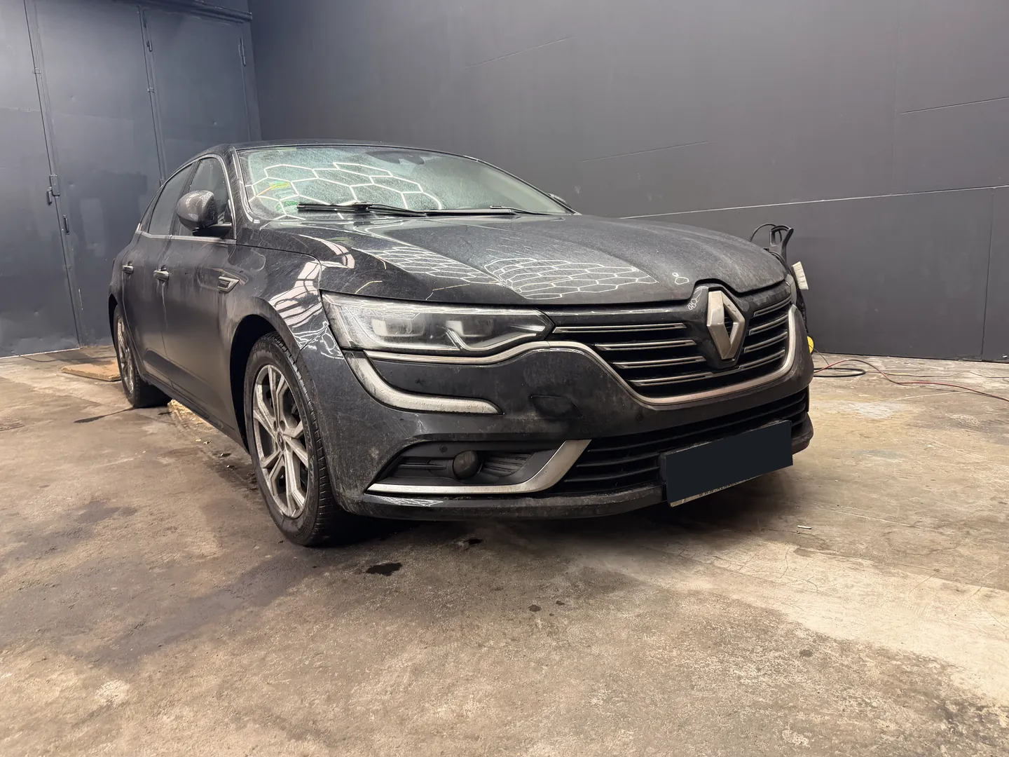Originale Fahrzeugaufnahme eines Renault, Kennzeichen verdeckt