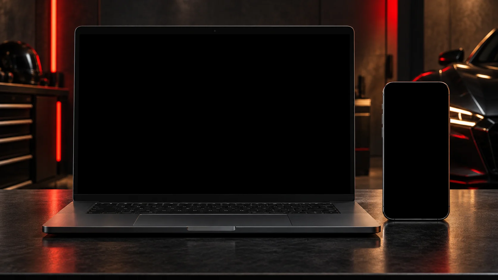 Laptop und Smartphone in einer filmisch beleuchteten Umgebung